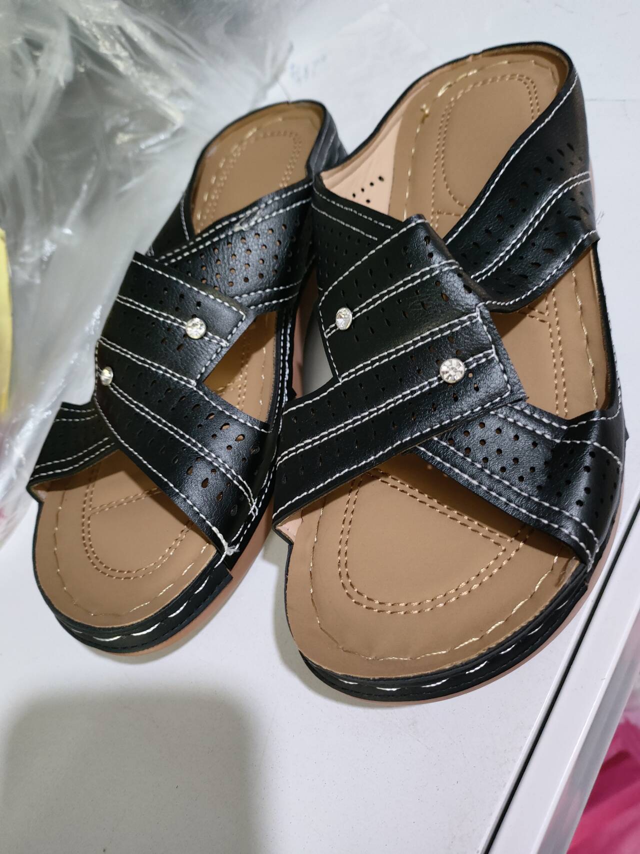 Women's Black Crossover Wedge Sandals Corvine