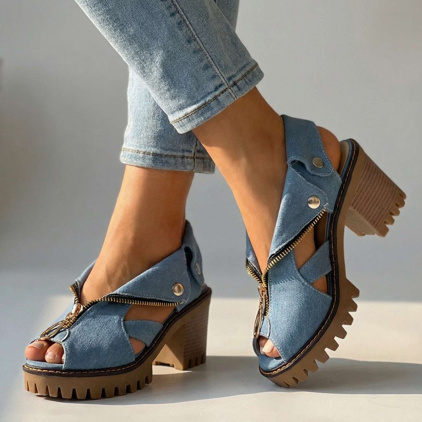 Women's Drop-Down Collar Zip Heels Corvine