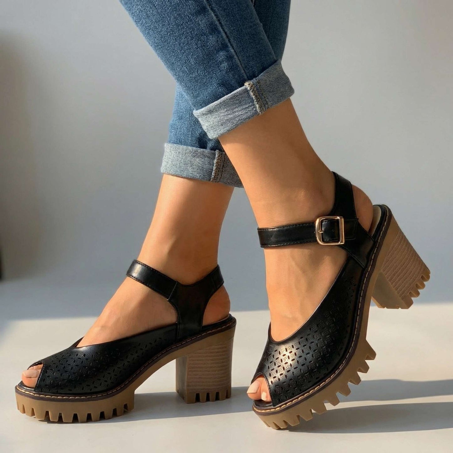 Women's Flower Cut Chunky Sandals Corvine